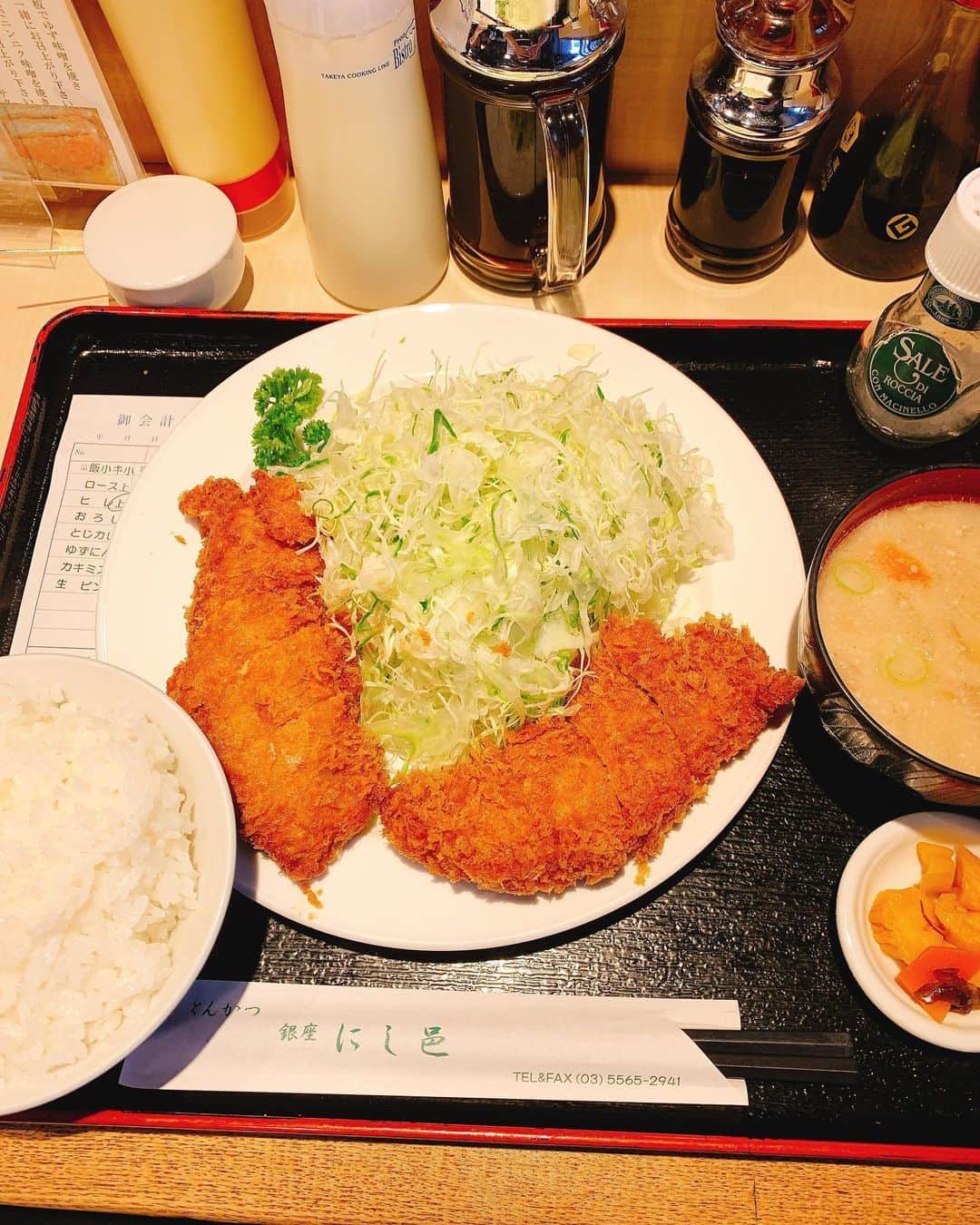 樫原伸彦さんのインスタグラム写真 - (樫原伸彦Instagram)「ついに、 →Pia-no-jaC← レコーディングDAY。  朝飯は、とんかつ。  こちら ノーチェックでしたが 仕込みしっかり、中温揚げの美味しいとんかつでした。  上ひれかつ定食◎ 1500円  山盛りのキャベツ 具沢山の豚汁 など、定食としての完成度高し。 コスパも高い。  かつを食べて 喝入れて レコーディング復活！  #とんかつ #かつ #定食 #和食 #キャベツ #豚肉 #グルメ #レストラン #豚汁 #restaurant #pork #yummy #foodie #foodstagram #delicious  #tokyo #ginza #japan #銀座」5月26日 18時05分 - nobustagrammy