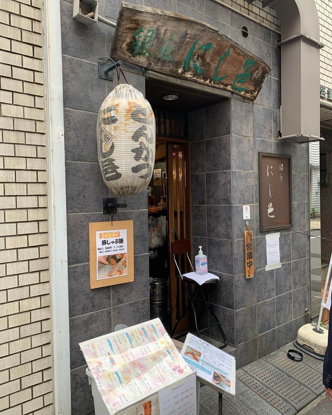 樫原伸彦さんのインスタグラム写真 - (樫原伸彦Instagram)「ついに、 →Pia-no-jaC← レコーディングDAY。  朝飯は、とんかつ。  こちら ノーチェックでしたが 仕込みしっかり、中温揚げの美味しいとんかつでした。  上ひれかつ定食◎ 1500円  山盛りのキャベツ 具沢山の豚汁 など、定食としての完成度高し。 コスパも高い。  かつを食べて 喝入れて レコーディング復活！  #とんかつ #かつ #定食 #和食 #キャベツ #豚肉 #グルメ #レストラン #豚汁 #restaurant #pork #yummy #foodie #foodstagram #delicious  #tokyo #ginza #japan #銀座」5月26日 18時05分 - nobustagrammy