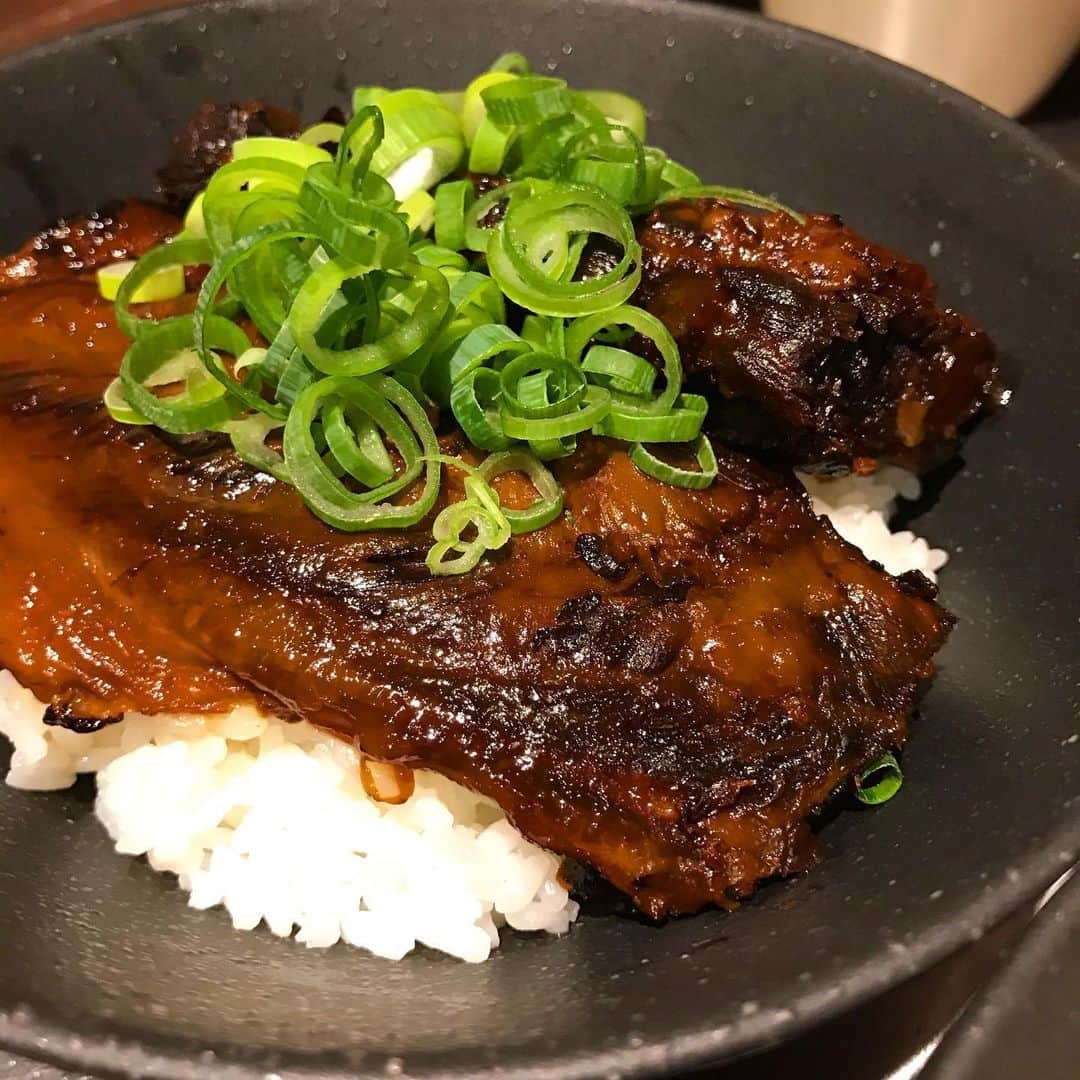 安藤成子のインスタグラム：「そそそのソーキご飯🍚 ・ ソーキそうめんも、ご飯もおすすめ❤️お酒のアテにはソーキ煮をどうぞ✨ ・ ソーキ煮はECサイトからも購入いただけます✨ ・ 全国配送できます ・ 店舗では本日から店内営業 ・ 11:30〜22:00までに営業時間延長しております✨ ・ ぜひ皆さん緊急事態宣言あけ乾杯しにきてください✨ ・ #そそそ #そうめん #そうめん専門店 #和食ごはん  #そうめんじゃないけど人気メニューw #そうめんのお供にどうぞ #明太ご飯 #恵比寿グルメ #恵比寿テイクアウト #恵比寿 #恵比寿ランチ  #恵比寿ディナー  #恵比寿飲み  #お取り寄せグルメ #全国発送  #冷凍食品 #お取り寄せ」