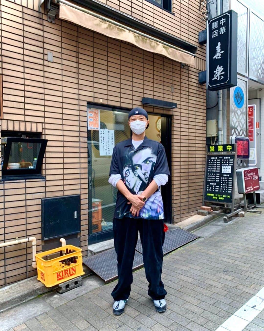 ZEN-LA-ROCKのインスタグラム：「仕事でまぁ久〜〜〜っ々の昼の渋谷へ🏃‍♂️ 用事を済ませて腹減ったので喜楽行ったら開いてましたっ🤤🍜 もやし大盛り食って、すし台所家の前へ。。。 やはり閉まってた😭😭😭 コロナの馬鹿野郎ぉぉおおぉ 色々前向きに頑張ります。 . . . #サンクチュアリ #nemes #journalstandard #池上遼一 #史村翔 #喜楽 #すし台所家 #zenlarock」