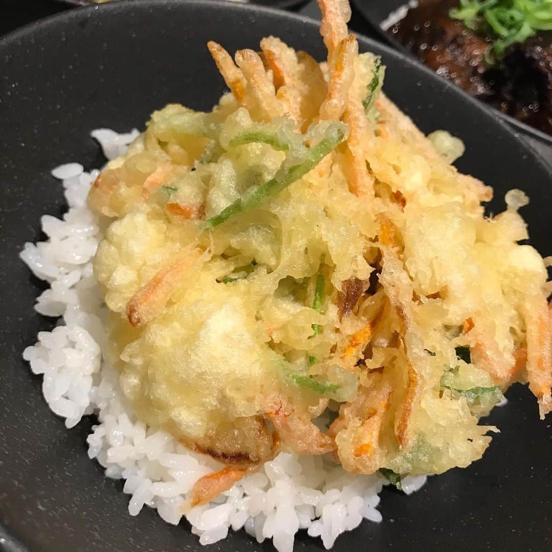 安藤成子のインスタグラム：「そそそのかき揚げご飯 ・ そうめんのトッピングにかき揚げもおすすめ❤️ ・ ソーキ煮とオリーブコロッケ、納豆高菜そうめん春巻きはECサイトからも購入いただけます✨ ・ 全国配送できます ・ 店舗では本日から店内営業 ・ 11:30〜22:00までに営業時間延長しております✨ ・ ぜひ皆さん緊急事態宣言あけ乾杯しにきてください✨ ・ #そそそ #そうめん #そうめん専門店 #和食ごはん  #そうめんじゃないけど人気メニューw #そうめんのお供にどうぞ #明太ご飯 #恵比寿グルメ #恵比寿テイクアウト #恵比寿 #恵比寿ランチ  #恵比寿ディナー  #恵比寿飲み  #お取り寄せグルメ #全国発送  #冷凍食品 #お取り寄せ」