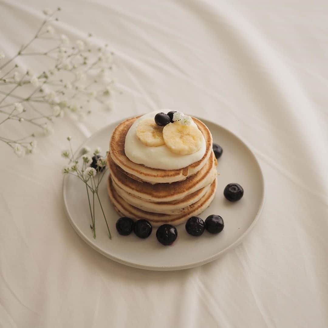 OLYMPUS_PEN_LOVERさんのインスタグラム写真 - (OLYMPUS_PEN_LOVERInstagram)「お土産のミニミニパンケーキ🥞♡﻿ フルーツと生クリーム、そしてお花をプラスして、さらにおしゃれに😋💓﻿ ﻿ 本日からはPENおでかけインスタグラマーの #おうちで撮ろう をご紹介していきます✨﻿ 1枚目は @ay.uu_ さんの #penのある生活 💡﻿ ﻿ ----------------------------------------------------﻿ 📷OLYMPUS PEN E-PL9 + M.ZUIKO DIGITAL 25mm F1.8﻿ photo by @ay.uu_ ﻿ https://www.instagram.com/p/B_XRPe1jdsW/﻿ #olympuspenepl9 #penと25 #mzuiko25mmf18 ﻿ ----------------------------------------------------﻿ ﻿ 皆さんも是非おうちで撮影した写真を投稿してみてくださいね❣️﻿ ﻿ PENおでかけインスタグラマーについて:﻿ 「OLYMPUS PEN」を使用して、写真を撮影する公式アンバサダーです。 #penおでかけインスタグラマー ﻿ 2019年11月1日～15日にInstagramアカウント@genic_mag及び@olympus.penにて募集しました。本アカウントでは過去に募集・活動したPENおでかけインスタグラマーのご自宅で撮影された写真投稿をリポストしております。﻿ ﻿ #おうちで撮ろう #うちで撮ろう #おうち時間 #おうち写真 #パンケーキ #🥞 #pancakes #home #🏠 #house #room #relax #カメラ #camera #写真好きと繋がりたい #olympuspen #オリンパスペン #olympus #オリンパス」5月26日 18時15分 - olympus.pen