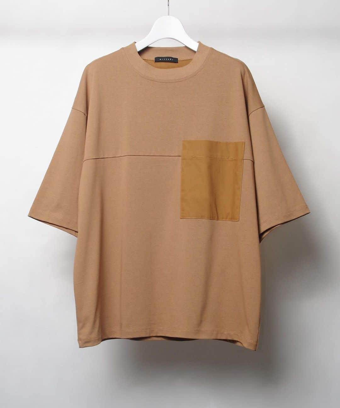 ウィザードのインスタグラム：「2020 Spring/Summer Collection “New Dawn Fades”  POCKET T-SHIRT  度目を極限まで詰めた天竺は独特のハリ感がシルエットをキープします。 胸ポケットに同色系のブロードを使用し素材感でディテールにコントラストをつけています。  Offical Web Store https://wizzard.stores.jp/  #wizzard_fac #wizzard #fashion #tokyofashion #streetfashion #fashionphoto #streetwearbrand #streetwearaddicted #20ss #designersbrand #domesticbrand #2020ss」