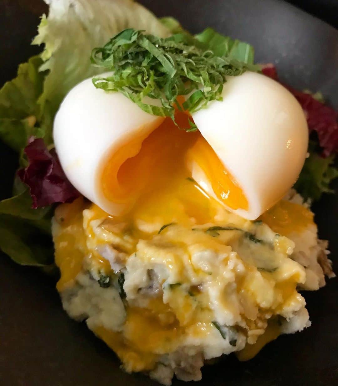 安藤成子のインスタグラム：「そそそのポテサラ🍚 ・ いぶりがっこが入った和風なポテサラ✨ 黄身と絡んでたまらない一品です ・ ソーキ煮、オリーブ入りコロッケ、納豆高菜そうめん春巻きはECサイトからも購入いただけます✨ ・ 全国配送できます ・ 店舗では本日から店内営業 ・ 11:30〜22:00までに営業時間延長しております✨ ・ ぜひ皆さん緊急事態宣言あけ乾杯しにきてください✨ ・ #そそそ #そうめん #そうめん専門店 #和食ごはん  #そうめんじゃないけど人気メニューw #そうめんのお供にどうぞ #明太ご飯 #恵比寿グルメ #恵比寿テイクアウト #恵比寿 #恵比寿ランチ  #恵比寿ディナー  #恵比寿飲み  #お取り寄せグルメ #全国発送  #冷凍食品 #お取り寄せ #生ビール #ポテサラ」