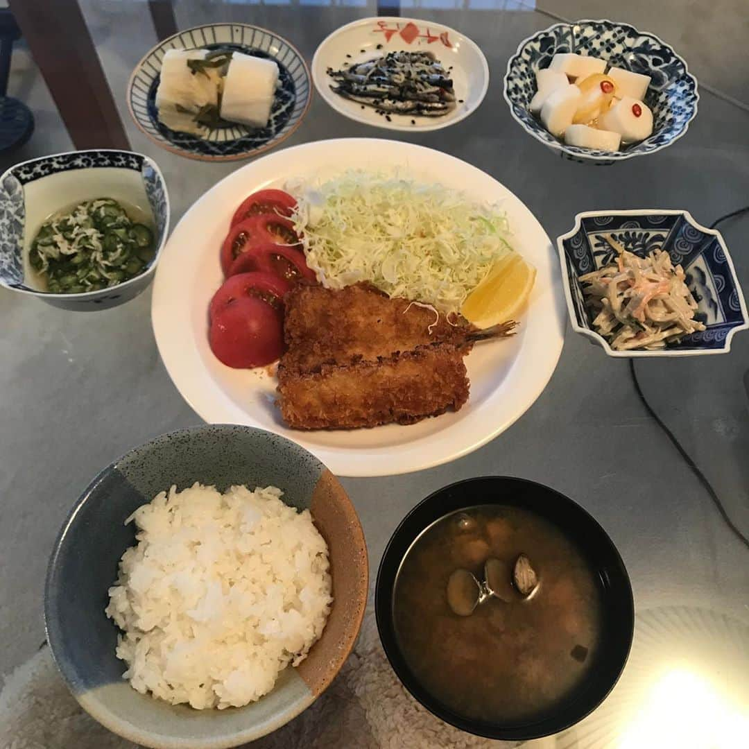 和田アキ子さんのインスタグラム写真 - (和田アキ子Instagram)「今日の夕食😊  アジとイカのフライ  トマトキャベツ添えウイズレモン ごぼうのサラダ  きゅうりとシラスの酢の物 シジミの味噌汁 お漬物　など。 デザートにマンゴー‼️ どうだ‼️明日からゆっくりするぞー😅👍😊🤗😍 #ako50th #おうちごはん」5月26日 18時23分 - ako50th