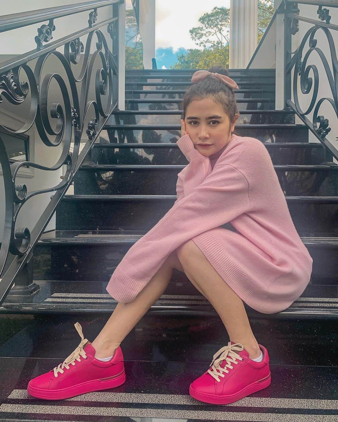 Prilly Latuconsinaさんのインスタグラム写真 - (Prilly LatuconsinaInstagram)「Guys, stay safe and please stay at home. To kill the time, you can play dressing up to make yourself happy! Today, I am having so much fun wearing the #CoachCitySole sneakers from @coach in my favorite color. #CoachIndonesia #CoachNY @kanmofashion.group」5月26日 18時34分 - prillylatuconsina96