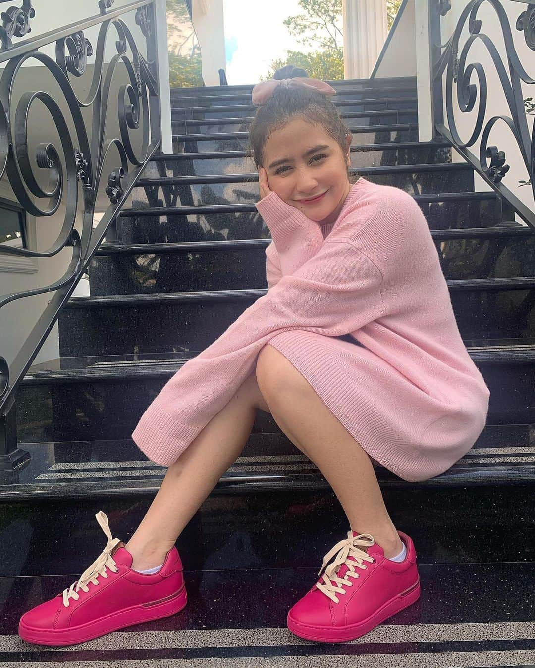 Prilly Latuconsinaさんのインスタグラム写真 - (Prilly LatuconsinaInstagram)「Guys, stay safe and please stay at home. To kill the time, you can play dressing up to make yourself happy! Today, I am having so much fun wearing the #CoachCitySole sneakers from @coach in my favorite color. #CoachIndonesia #CoachNY @kanmofashion.group」5月26日 18時34分 - prillylatuconsina96