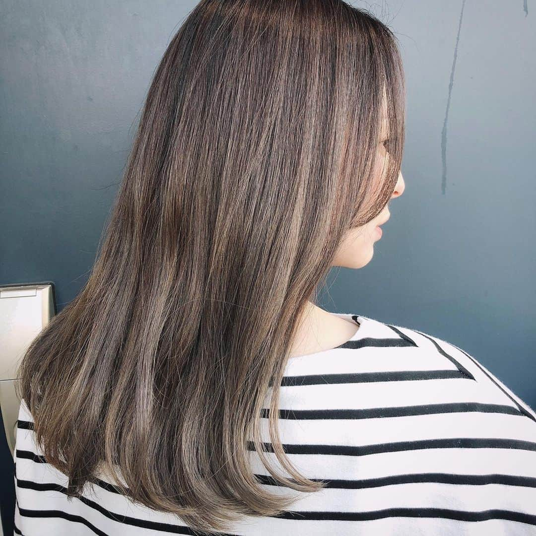 YUUKIさんのインスタグラム写真 - (YUUKIInstagram)「Hair color ♡ 自粛が始まる前に、撮影のために グレー系グラデーションにしたヘアカラー  今は… 見事に色が抜けて😂毛先は金髪に！  新しいルールを取り入れながら 徐々に通常の生活スタイルに。  来月あたり 美容院に行こうかな💇‍♀️‼︎ @lyon_hair  @takatokuhiroshi  #hairstyle #haircolor #hair #tokyo #ınstagood #photography #grayhair #beautycolor #ヘアカラー #ヘアスタイル #ヘアカラーアッシュ #グラデーションカラー #オンブレ #東京ヘアサロン」5月26日 18時31分 - yuuki_._official