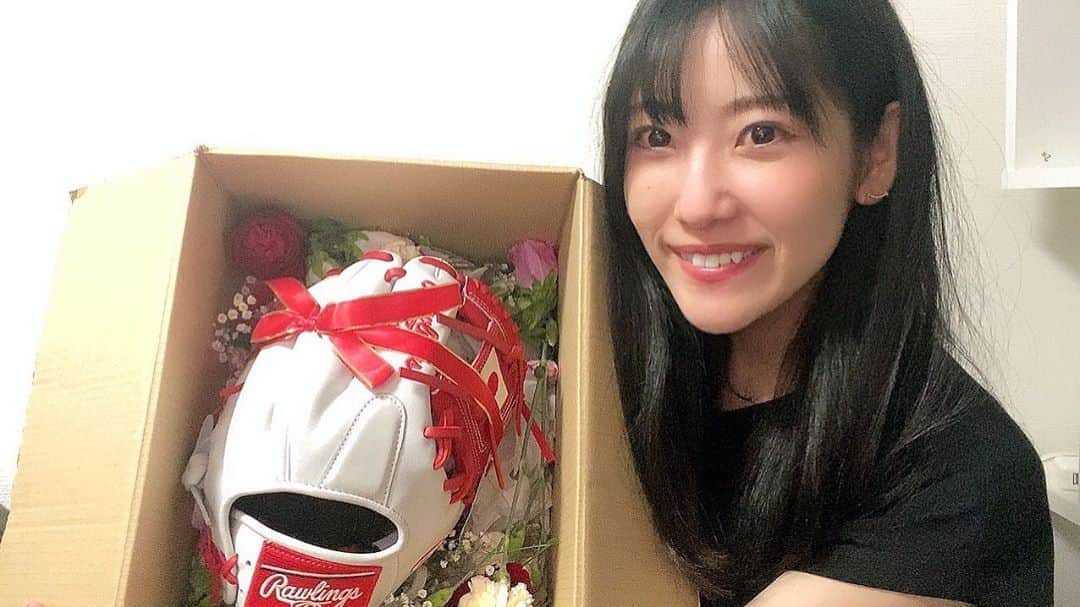 椿梨央のインスタグラム：「5月25日で 24歳になりましたー‼️ . . 沢山の皆様からのDMや ご連絡本当にありがとうございます😊 友達や家族からも 忘れずに連絡きて嬉しかった🥰💕 . そして昨日のクニヨシTVにもあったように クニヨシTVチームから グローブのプレゼント頂きました‼️ 大事に使わせて頂きます♪ 事務所にも沢山の皆様からの プレゼントやお手紙届いているとお聞きしています🍀 本当にありがとうございます❣️❣️ . 去年とは数が大違いでこの1年 少しでも成長する事が 出来たんではないかなと 実感致しました^^ . 24歳毎年のように言ってますが 魅力的な女性に身も心もなり 誰かに影響を与えられる 存在になっていきたいです✨ . . . 24歳の椿もどうぞ 宜しくお願い致します❤️ 【心美人】【笑顔美人】【姿勢美人】 . . . いくつになってもお祝いしてくださるのは嬉しいものです❤️ありがとうございます。 . #野球 #女子野球 #野球女子 #草野球 #天晴 #トクサンtv #クニヨシtv #誕生日 #プレゼント #ありがとう😊」