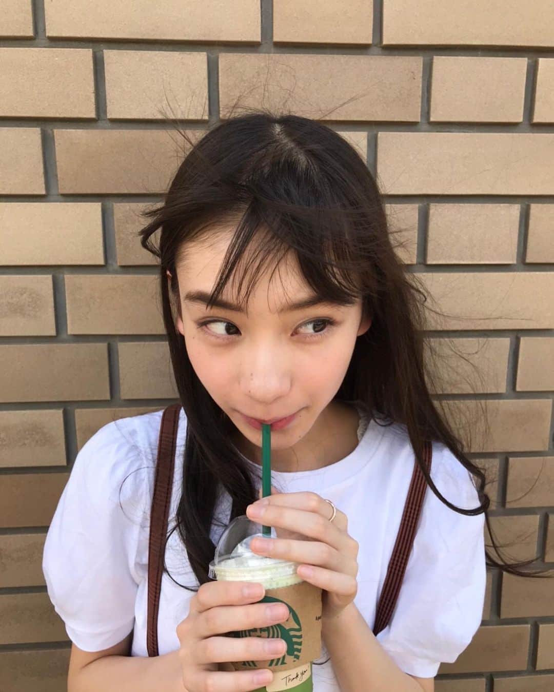 太田雫さんのインスタグラム写真 - (太田雫Instagram)「今日から学校が再開しました！🏫 久しぶりに友達に会えて、嬉しかったです🥰 ・ ・ 昨日の写真の全身バージョンと、別カット📸 ・ 全身カットで履いているこのズボンは、スタイルが良く見えるのでお気に入りです☺︎ ・ 夏にも冬にも使えて、優秀なズボンなんだ~🤞 ・ #ニコラ#太田雫 #全身コーデ#別カット#スタバ#スターバックスコーヒー#学校#久しぶり#友達」5月26日 18時35分 - _shizukuota