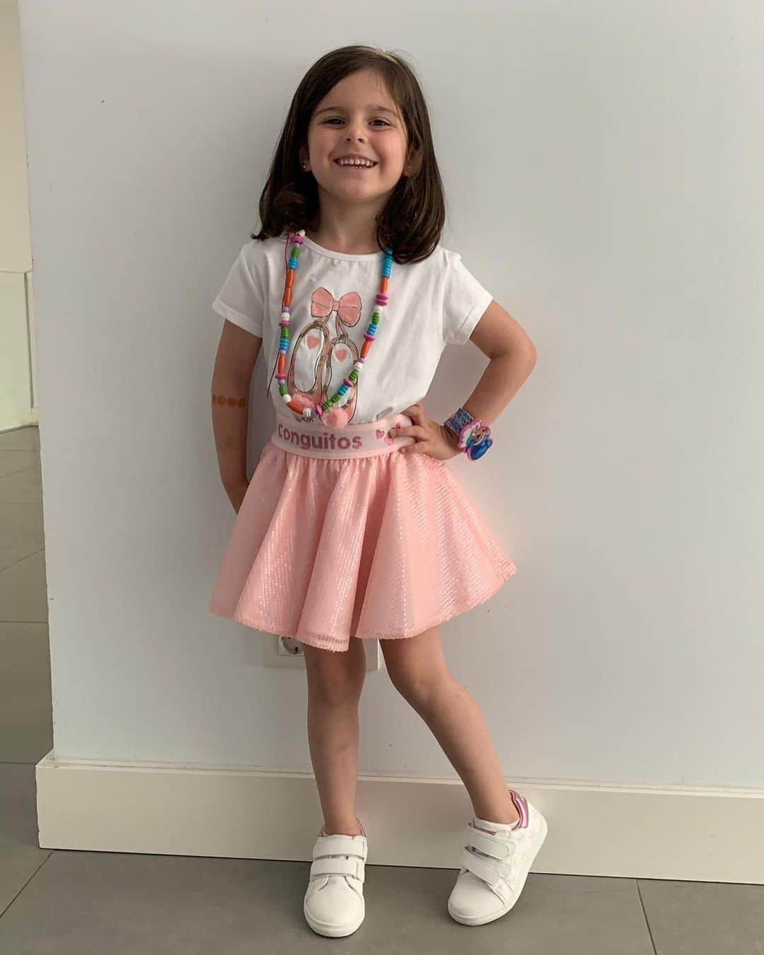 ティボ・クルトゥワのインスタグラム：「Feliz cumpleaños a mi princesa!! ❤️ 👧🏻 Te queremos muchísimo!! 🥳🎂 #5 #daddysgirl」
