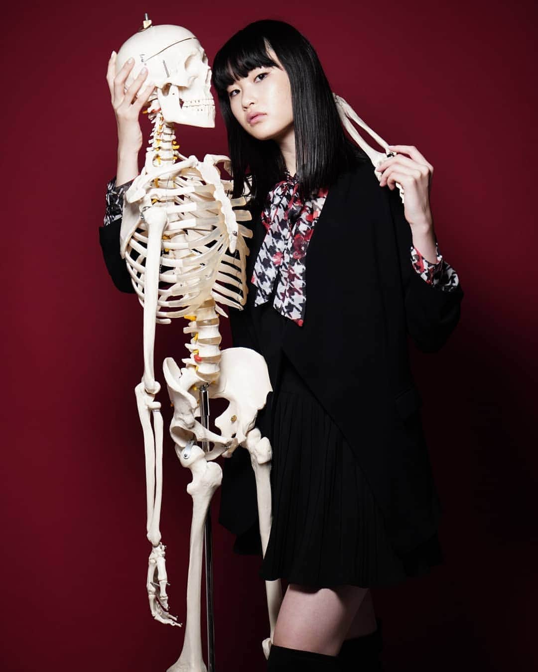KANONのインスタグラム：「いつぞやのガイコツくんとの思い出 一緒に撮影したらちょっと愛着わいたかも💀 #skeleton」