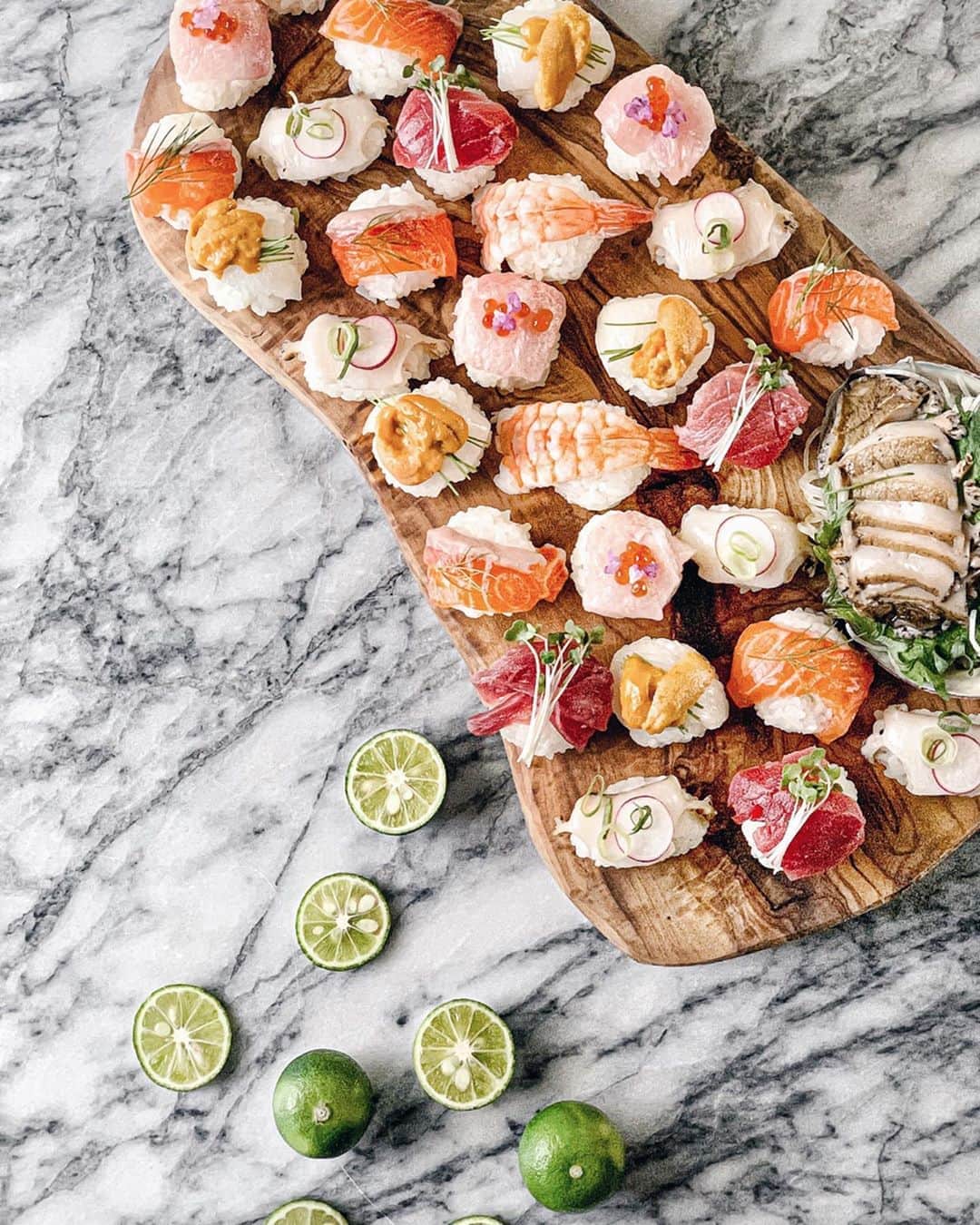 のインスタグラム：「🥢 . コロナストレスからのおつかれさま . . 三食作る毎日もあと少し 家族がネタを買ってくれました𓆛𓆜𓆝𓆞𓆟 . . 早速お寿司にしてお返し♡ （これでは足りない‥ こっそりネタは私が他で買って足しました） ↓ ↓ ↓ 最新の情報です お間違いのないように お気をつけてお買い物してくださいね ↓ ↓ ↓ ↓  BASEというショッピングサイトから購入しました ▶︎▶︎購入したネタ 【おうちでHAPPYセレブセット10800yen】 ☑︎テイクアウトのみ ☑︎受取りは天王寺ではなく上本町（谷町九丁目）です ☑︎私の写真に載せているものがセット内容です ・生ウニ ・本まぐろと大トロ ・あわび ・伊勢海老 ・ふぐ 以上がセット内容 . . . 旬の素材レストランFuji @happyfuji22 大阪市天王寺区東高津町7-11 大阪府教育会館1F 受け取り可能時間13:30〜17:00 ‥‥‥‥‥‥‥‥‥‥‥‥‥‥‥‥‥‥‥‥‥‥‥‥‥‥‥‥‥‥‥‥‥‥ #washoku#sushi#japanesefood#おうちごはん #寿司#手毬寿司#料理記録#おうち時間 #テイクアウトグルメ #大阪テイクアウト #家呑み #家飲み #うち飲み #天王寺 #天王寺ランチ #天王寺グルメ #関西グルメ #大阪ランチ #大阪ディナー #大阪グルメ #スタンドふじ #すしセンター#伊勢海老 #あわび #ウニ #本マグロ #フグ#좋아요#좋아요반사좋아요그램」