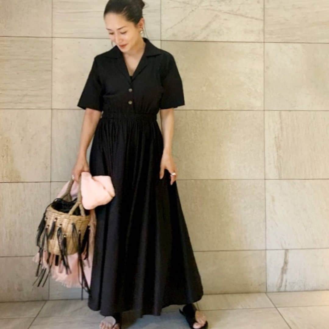 亀恭子のインスタグラム：「お天気がイマイチですね… . . . @livianacontiofficial のワンピースで、 気持ちが少しきちんと女らしく。 . . 写真では伝わりにくいですが、 シャリッとハリがあって、しかもストレッチが入ってる素材なので 見た目のきちんと感＋着心地がすごくイイ。 動いた時にフワッと裾が広がる軽さも好き。 . . 籠とピンクの差し色で レディなblack . . today's… #fashion #ootd #kkstyle #tokyo #kamescloset #onepice  #livianaconti #bag #ludlow #stole #asaucemeler #shoes #atpatelier #cloudyday #spring」