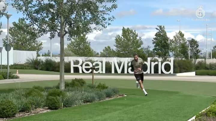 ホセ・イグナシオ・フェルナンデス・イグレシアスのインスタグラム：「Hoy estaré en Real Madrid Conecta para recordar la Decimotercera que hace dos años conquistamos en Kiev. Os espero a partir de las 17.25 en Real Madrid TV.」