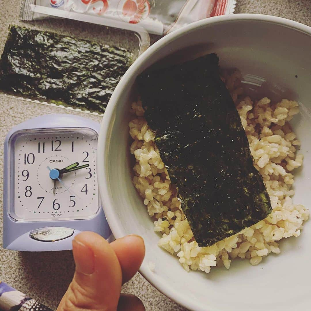 吉野紗香さんのインスタグラム写真 - (吉野紗香Instagram)「I ate at midnight🍚😋✨I love Korean Seaweed 🍙😍💖✨夜食しました🍚😋✨大好きな玄米と韓国海苔🍙😍💖✨ #brownrice #koreanseaweed #midnighteats #norimaki #ilove #玄米　#韓国海苔　#夜食　#海苔巻き　#大好き」5月26日 18時53分 - sayakayoshino_official