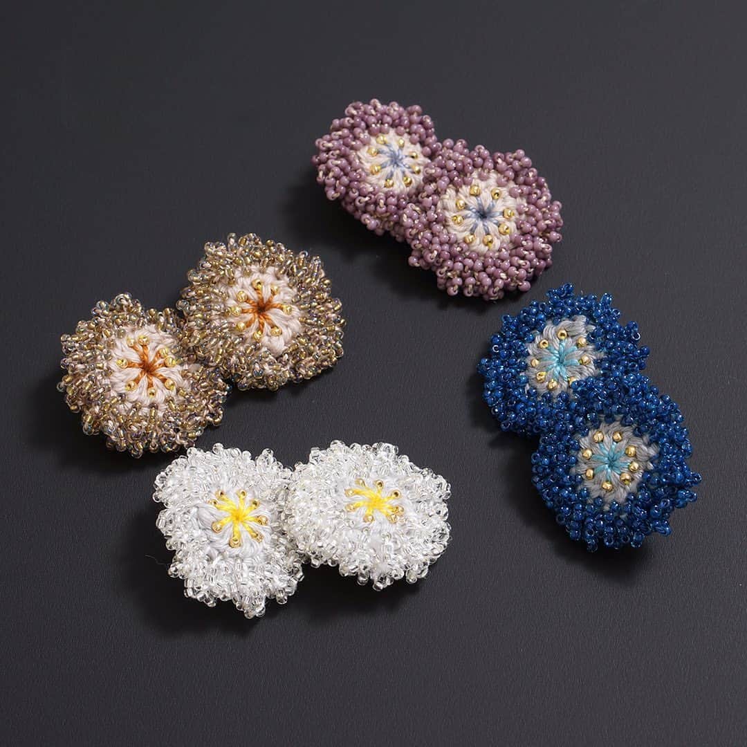 marbleSUD(マーブルシュッド) のインスタグラム：「chiLL chiLL、夏の新作はビーズをふんだんに使用したお花モチーフのピアスにイヤリング。夏の装いのスパイスにオススメです。」