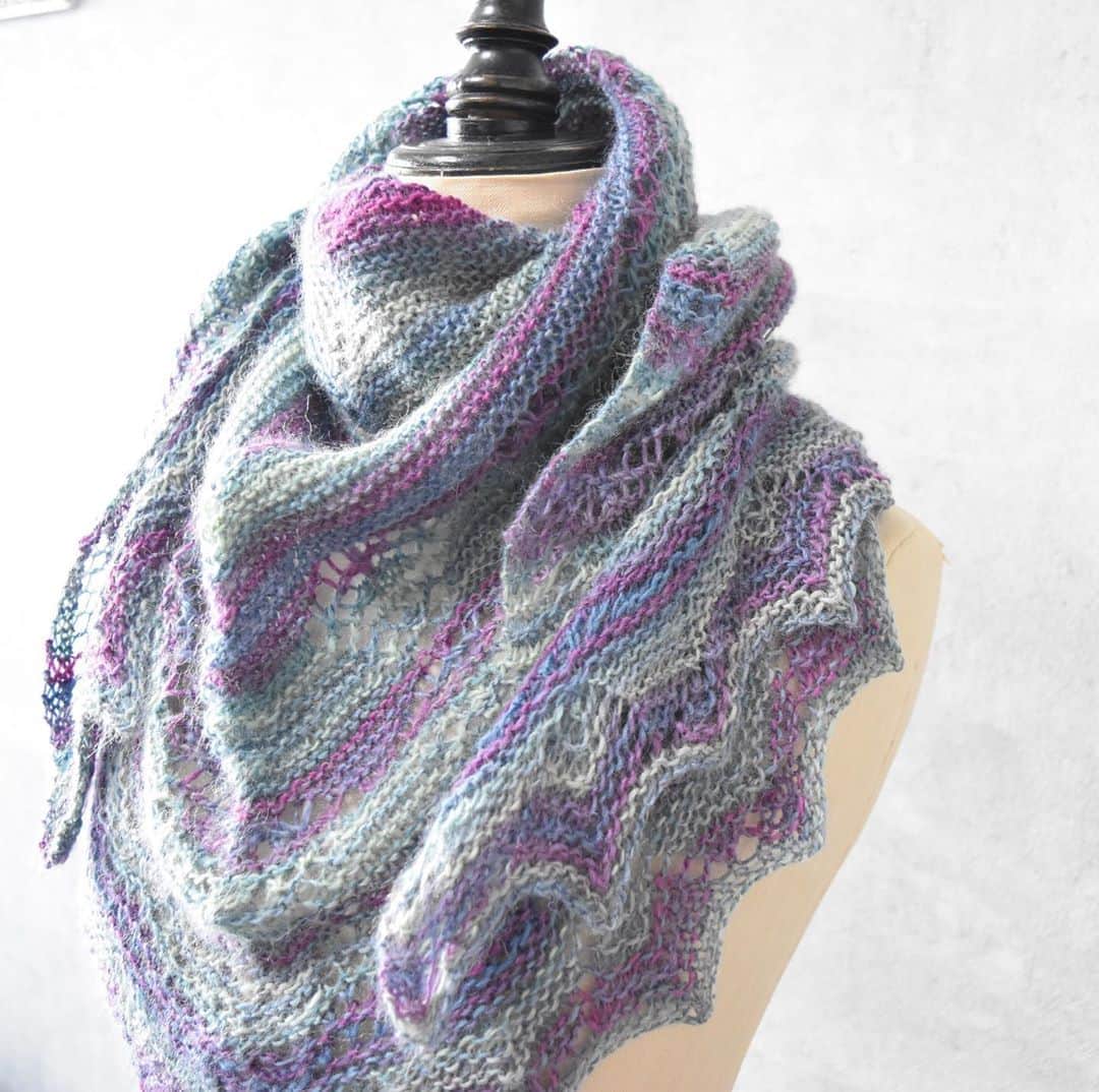 のインスタグラム：「Like the Northern lights . I used to “Drops” yarn. (sock yarn). This is my pattern but a little smaller. Next let’s make it larger. * Like the Northern lights shawl  Drops のソックヤーンを使いました。Dropsは北欧ノルウェーのブランドでヨーロッパでも人気。 編んでみたら、まるでオーロラのようなので、この名前を付けました。ロングピッチを活かせるように、模様は少なめにデザインしました。  #dropsyarn #dropsyarns #shawlknitting #knittingshawl #shawlknittingaddict #knittingshawls #dropsdelightprint #dropsdelight #dropsdesign #ショール編み #ショール #編み物作家」