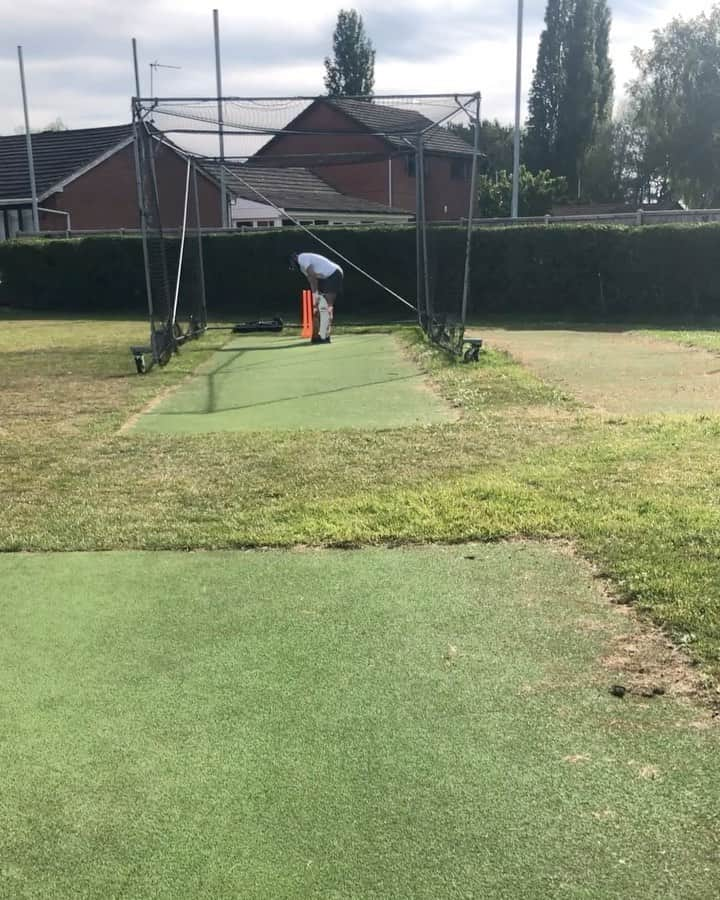 サム・ウォーカーのインスタグラム：「I’m not allowed to practice my own sport so I gave cricket a try again for the first time in 10 years! Thanks for taking it easy on me @themelonsauce 🤷🏻‍♂️🤣🏏」