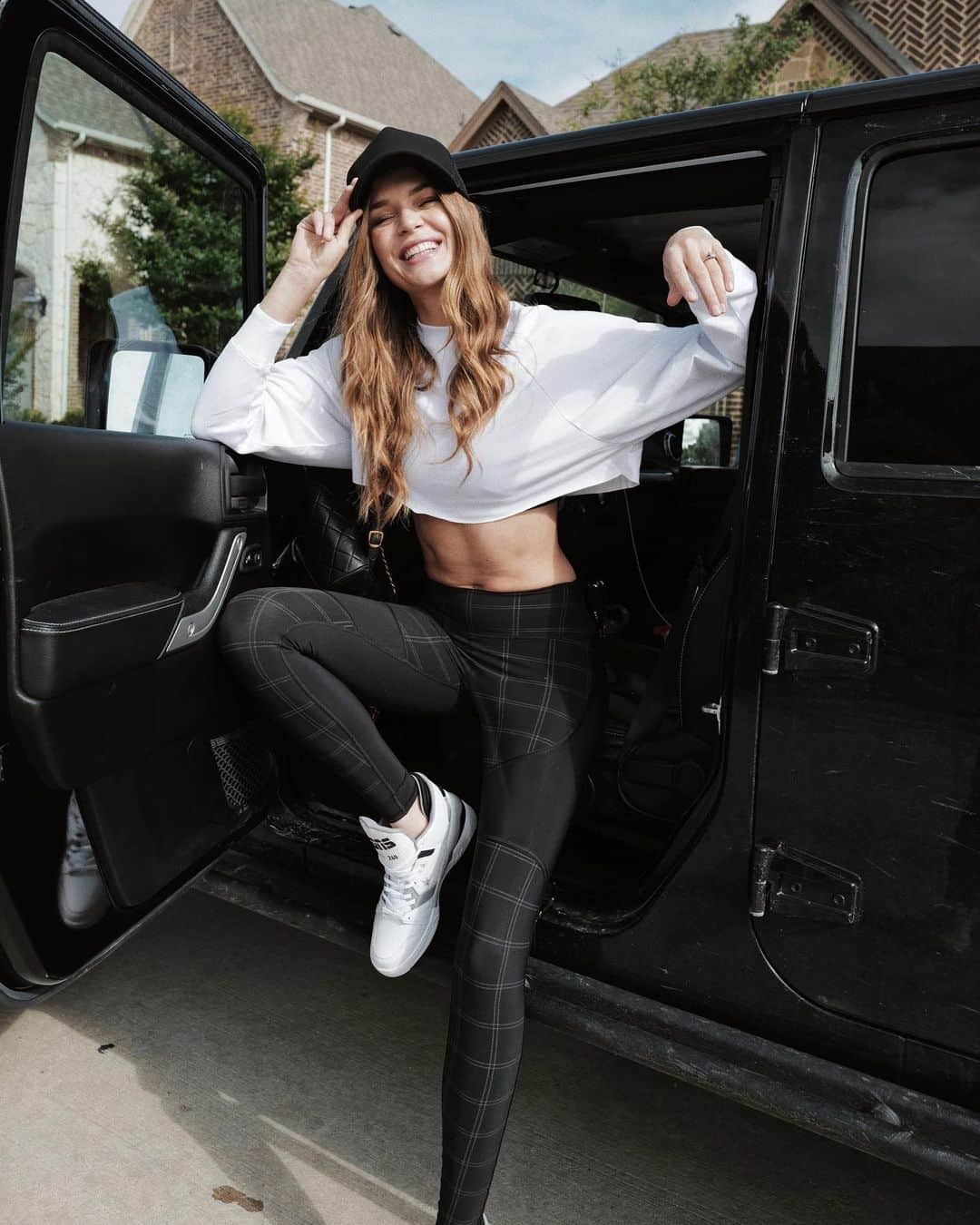 ジョセフィン・スクリヴァーさんのインスタグラム写真 - (ジョセフィン・スクリヴァーInstagram)「Nothing like getting a little dirty in a Jeep and @aloyoga. Always ready for the next sweat and adventure!!! ⚡️⚡️⚡️ #aloyogapartner」5月27日 0時27分 - josephineskriver