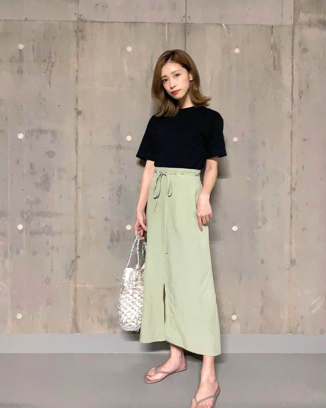 石黒美帆のインスタグラム：「*﻿ #ご近所コーデ 🌿﻿ ﻿ ﻿ T-shirt#akte﻿ skirt#DRWCYS﻿ bag#casselini  sandal#Tkees﻿ ﻿ ﻿ 久々のヘアサロンで﻿ かなり明るめカラーになりました🤭♡﻿ ﻿ ﻿ ﻿ #fashion#fashionstyle#fashiongram#instafashion#outfit#ootd#dailylook#패션#오오티디#ファッション#コーデ#ドロシーズ#キャセリーニ#ピスタチオカラー#ビーサン#春服#春コーデ#夏コーデ#ネットバッグ」