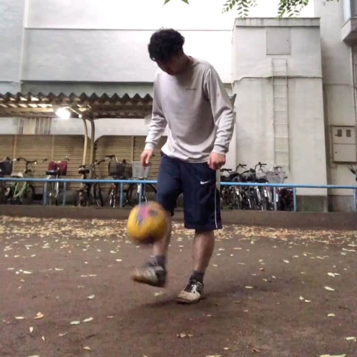 狩野大のインスタグラム：「毎日リフティング22日目  #毎日リフティング #リフティング #すんません #ほぼ昨日と同じ #クロスオーバー #そして #レッグオーバー #のみの練習です #なんかコツとかあれば #有識者の方教えてください  #見ていてくれ兼近P」