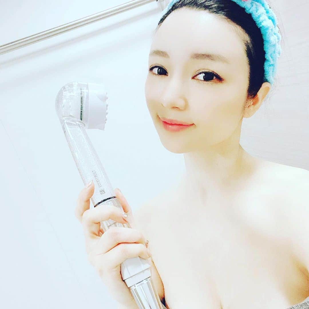 森下悠里さんのインスタグラム写真 - (森下悠里Instagram)「CMでも気になってたミラブルplus届いたよ❤️ ミスト状のシャワーでCMでは油性ペンで落ちるのを撮ってたけど私はラメたっぷりこってりのグロスで試しました✨  動画みてね💓  水と空気だけでここまでスルンと落ちちゃって本当びっくり！  これからはゴシゴシ洗いも必要なくなるね✨  それってお肌にも嬉しいし お水も50%量を節約できるみたいで とってもエコだよね  ミラブルplusは水道水の残留塩素を80%カットするから 赤ちゃんやペットにも優しいお水になるの  うちの子、ジャーー！！！って水圧の強い従来のシャワーは大の苦手だったけど、この細かいミスト状のミラブルplusはふんわり浴びててとっても気持ちよさそう✨  嫌がってたシャワーでも今ではニコニコです🐰  こんなにシャワータイムが楽しくなるなんて❣️ 毎日浴びるのが楽しみだなぁ💓  シャワーはミストとストレート両方使えて ストレートにすると頭皮マッサージとしても 適度な刺激が本当気持ちいいし最高のヘッドスパに😌 - 浴びるだけで肌も髪も潤いたっぷり艶々です✨ - おうち時間でエステもヘッドスパも行けない今だからこそ おうちにいながら美活出来ます  5/31まで期間限定でキャンペーンやってるので 是非是非checkしてね✨  https://aonokinet.com/  こちらで購入したら全員に50枚入りマスクと 消毒ジェル2本ついてきます✨  今の時期マスクと消毒ジェルのプレゼントが一番嬉しいよね💓  #ミラブル　#ミラブルプラス　# シャワー型美顔器#おうち時間　#ステイホーム#美活#おうちエステ #ミラブルplus #キャンペーン #プレゼント企画 #Mirable #Mirableplus stayhome  #beauty」5月26日 19時02分 - yuurimorishita