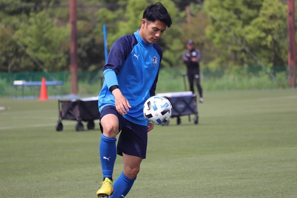 のインスタグラム：「大分では今週からトレーニングが再開されました！！今は初心にもどってサッカーを楽しんでいます(^^) . . . . 苦しい時期に日本を支えて下さった医療従事者の皆様、本当に有難うございました！僕たち選手は一日でも早くピッチで皆さんに明るいニュースを届けられるように頑張ります✊  #大分トリニータ #知念」