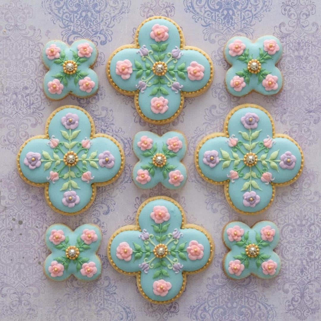 KUNIKAのインスタグラム：「Rose garden cookies 💎  かれこれ家で過ごして1ヶ月と3週間たとうとしてます。 まさか人生の中でこんな日々がくるなんてなぁ〜と改めて考えてみたり。 最近はコナンの映画を全て見終えたので、シャーロックホームズの冒険を観るのが日課です。  徐々に出勤されてる方もいるのかな。 皆さんの最近の過ごし方、良かったら教えてください🏡  #artofkunika」