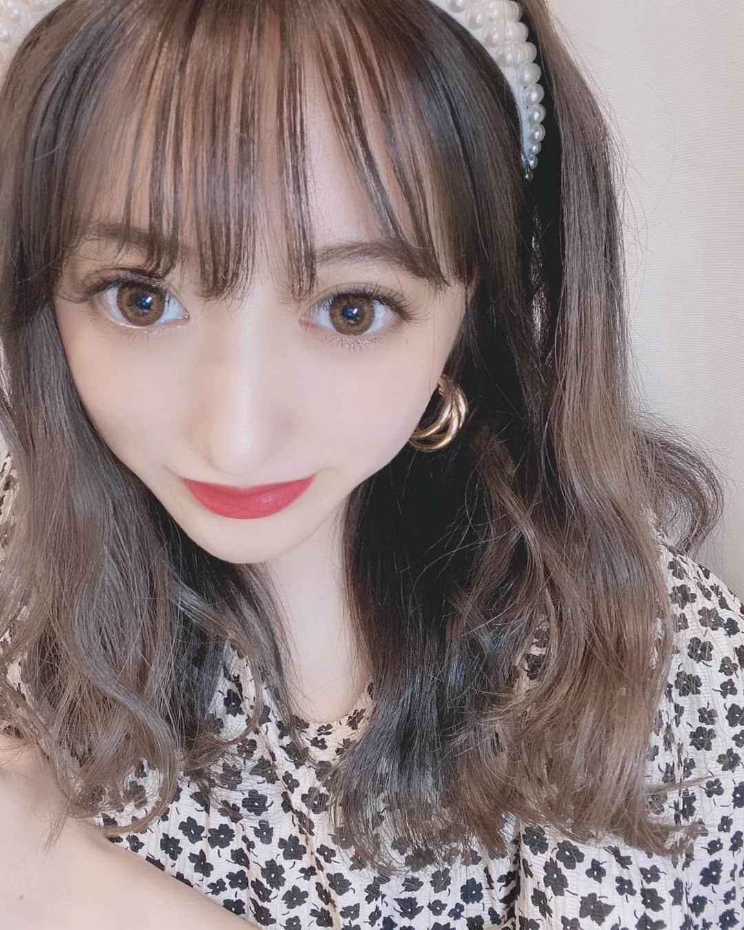 のインスタグラム：「﻿ ﻿ 髪の毛カラーとトリートメント❤︎﻿ 最近ずっと暗めです、﻿ ﻿ @_misaki04  みさきちゃんありがとう🐘❤️﻿ ﻿ ﻿ マツエクは　安定のラピス渋谷店！﻿ 240本もつけてもらってふさふさ⭐  @lapis_nana  ありがとうございます😊 ️﻿ ﻿  #newhair #likeforlikes #팔로우환영　#팔로우반사　#팔로우해요 #followｍe #followforfollowback ﻿ #맞팔#맞팔환영　#カラー　#ヘアカラー #ベージュカラー  #ヘアースタイル #髪色 #ミディアムヘア #ミディアムヘアアレンジ　#アッシュグレー #ミルクティーベージュ﻿ ﻿」