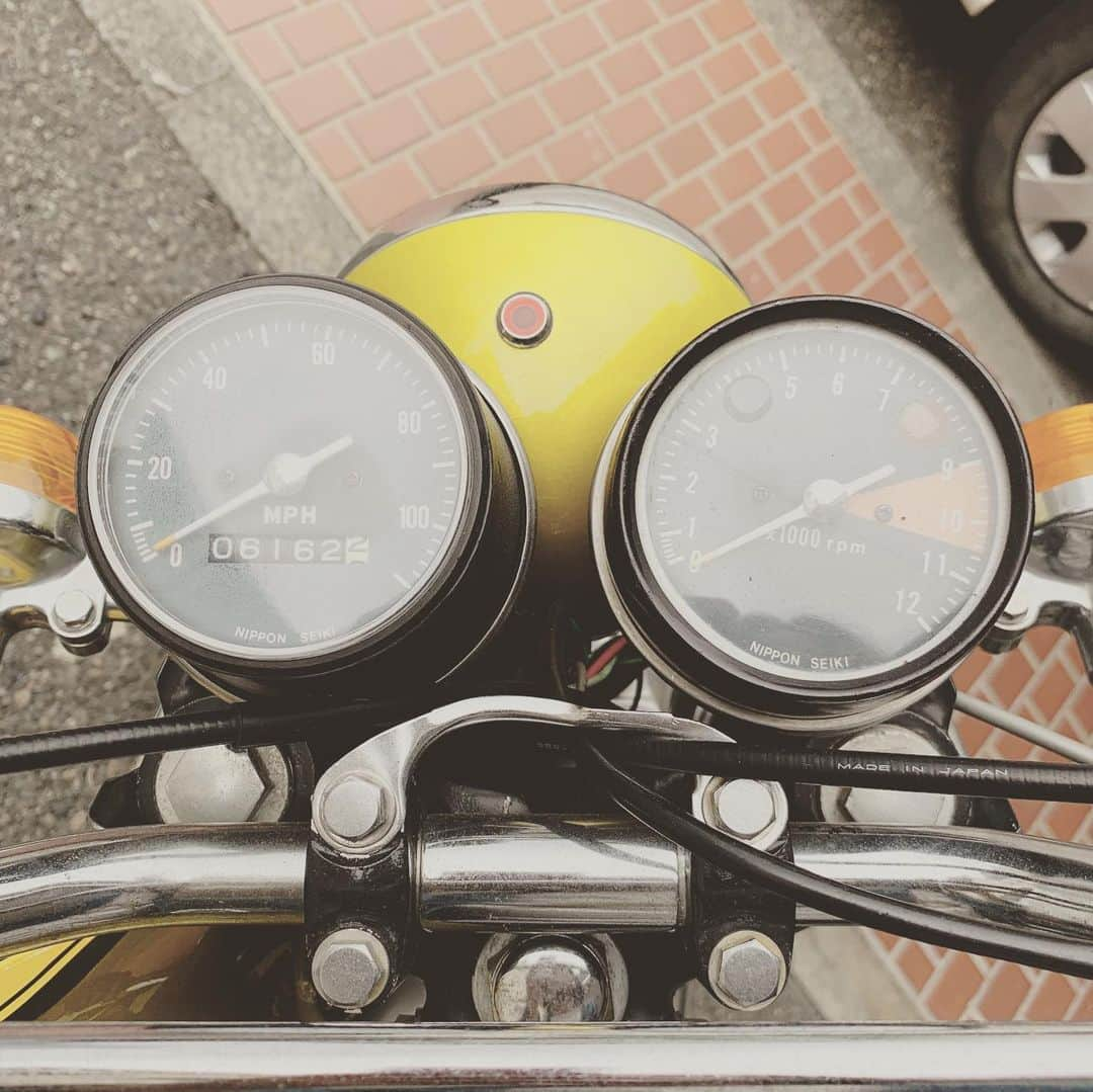 COGITEさんのインスタグラム写真 - (COGITEInstagram)「納車。 色々とありまして本日ハスラー90からこちらSL350に入れ替えました。  ハスラー90は1969年式だったけど、今度のは1972年式。3年新しくなりました。3枚目は当時のカタログ、4枚目は宣材写真かなんかでしょうか（いづれも拾い画像ですが）。 2ストも大好きでしたが、今回の4ストもなかなかのサウンドです。オイルを携帯しなくてよくなったので気軽になりました。スピードメーターがマイル表示なのでまだ馴染めません。今回はサイドミラーが左右2つあるので車線変更も楽ちんです。  楽しんでいこうと思います。  #hondasl350  #SL350だけだとレクサスばっかり表示されます。 #スクランブラー」5月26日 19時21分 - cogite_jp