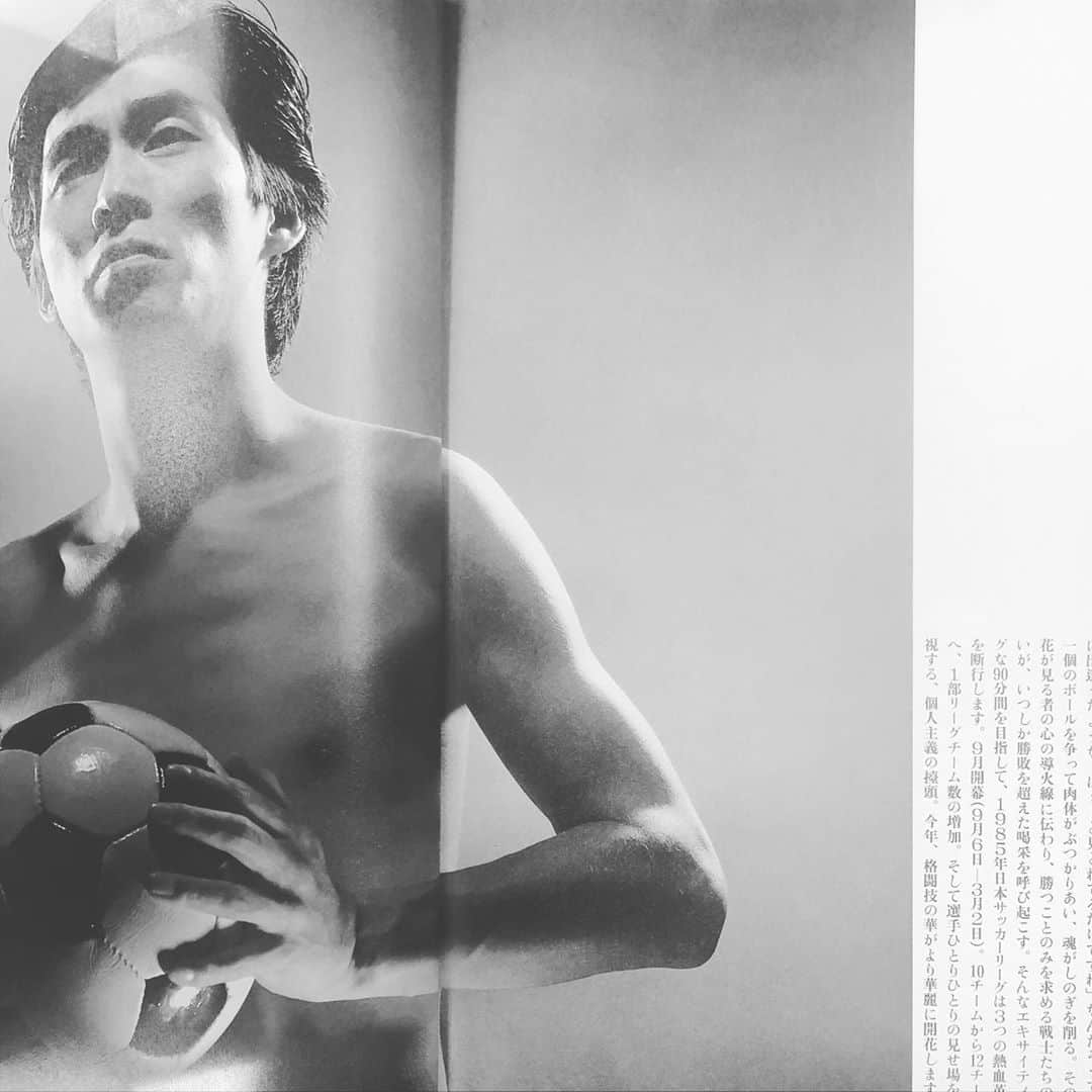 ラモス瑠偉さんのインスタグラム写真 - (ラモス瑠偉Instagram)「明石家さんまさん❗️ . 日本サッカーが冬の時代に希望を与えてくれました。 . 1985年には日本サッカーリーグの広告にも出てくれて、たくさんの人たちが日本サッカーリーグに注目してくれました。 . 真剣に応援してくれてサッカーに対する気持ちが素敵すぎる。 . たしか、ジョージ ベスト選手が好きだったはず。 . さんまさんは、今も変わらずサッカーだけでなく、スポーツ、アスリートを大切にしてくれていますよね。 . . 日本サッカーは、いろいろな人たちの協力があって「今」があります。 . そういったことも少しずつ紹介していけるようにしますね。 . #明石家さんま　#見せてくれ蹴闘 #ラモス瑠偉　#ramos #ruyramos #カリオカ　#carioca #サッカー　#Futebol #soccer #Football #Futsal #Beachsoccer #ldh #ldhsports」5月26日 19時22分 - ruyramos10official