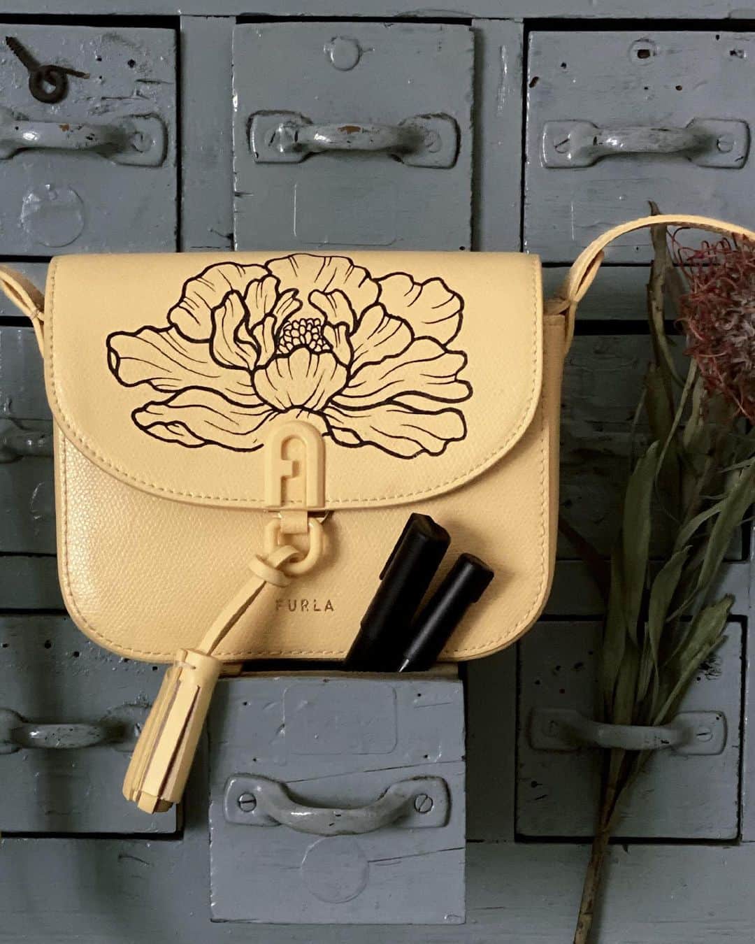 フルラのインスタグラム：「Ever since she was little, she loved making art with her hands. Et voilà, here's the new yellow Furla 1927 Mini Crossbody personalised with @labigotta's unique style. Creativity is in the air.  #thefurlasociety #furlafeeling #newcollection #furla #accessories #fashion」