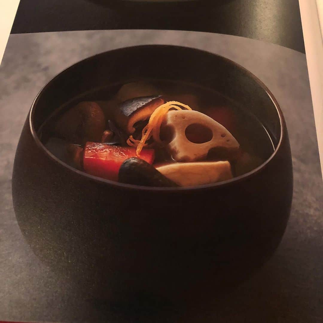 行正り香さんのインスタグラム写真 - (行正り香Instagram)「余りもの、冷凍ものごはん。(^^)ごぼう、人参、しいたけ、昆布、じゃがいものけんちん汁に鮭の塩焼き。ごはんは島根県の仁多米。最近はまってます。#行正り香 #rikayukimasa #けんちん汁 #講談社 #レシピのいらない和食の本#具材はなんでも」5月26日 19時29分 - rikayukimasa