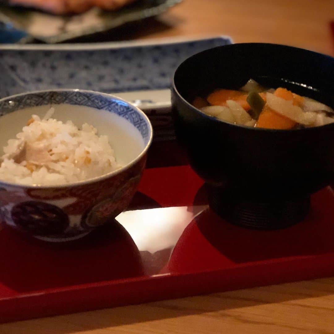 行正り香さんのインスタグラム写真 - (行正り香Instagram)「余りもの、冷凍ものごはん。(^^)ごぼう、人参、しいたけ、昆布、じゃがいものけんちん汁に鮭の塩焼き。ごはんは島根県の仁多米。最近はまってます。#行正り香 #rikayukimasa #けんちん汁 #講談社 #レシピのいらない和食の本#具材はなんでも」5月26日 19時29分 - rikayukimasa