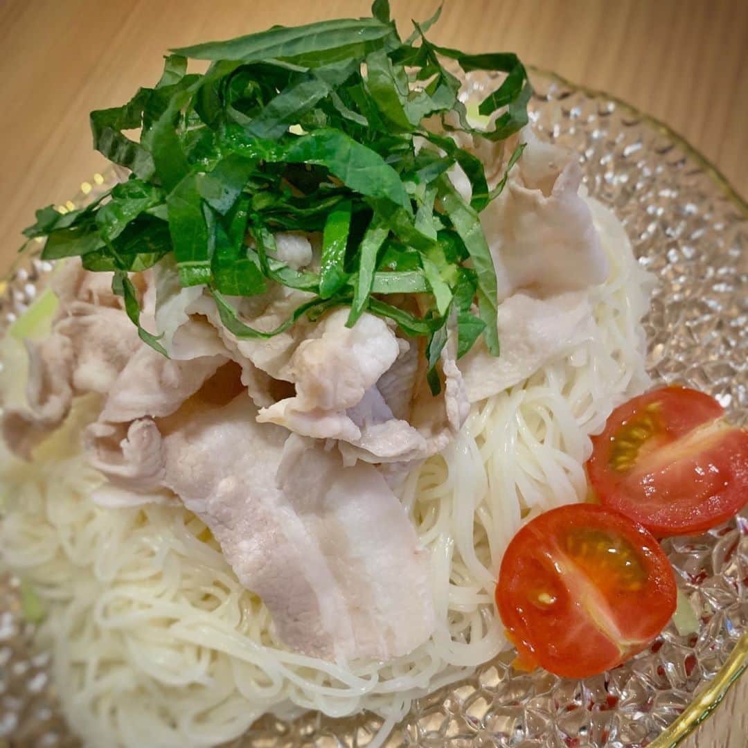 のインスタグラム：「家で育てている大葉を初めて収穫して素麺と食べました🌿 実は大葉20代前半の頃は食べられなかったの。 何かで食べた時にアレ？美味しいかも🤔って思ってたのに今じゃむしろ好き✨ なんでもそうだけど自分の捉え方次第で好きも嫌いも決まる そう思った瞬間👏🏿 自分で育てるとなお、美味しく感じるから不思議😳 しかも手のひらサイズの大きさ！！ もっともっと沢山の葉が出て来ます様に...🙏🏿✨」