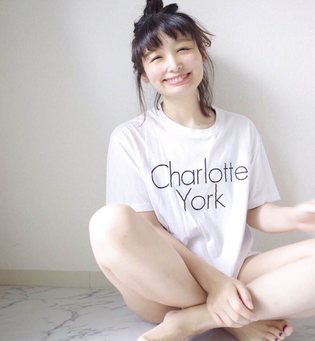 石川琴允さんのインスタグラム写真 - (石川琴允Instagram)「▶︎夏はTシャツが好き。 : : オーバーサイズのTシャツも 旅行先で買ったTシャツも 夏になるたびに、 : 白Tシャツが増えています☺️💭 : : : そしてなかなか捨てられない🌿← : : : : おなじみのちょんまげヘアで 今日もお疲れ様でした🙏🏻✨ : : : #Tシャツ #白Tシャツ #お団子ヘア  #ルーズアップ  #お団子女子 #ルームウェア #白シャツ #シャツ #オーバーサイズ」5月26日 19時42分 - kotopon09