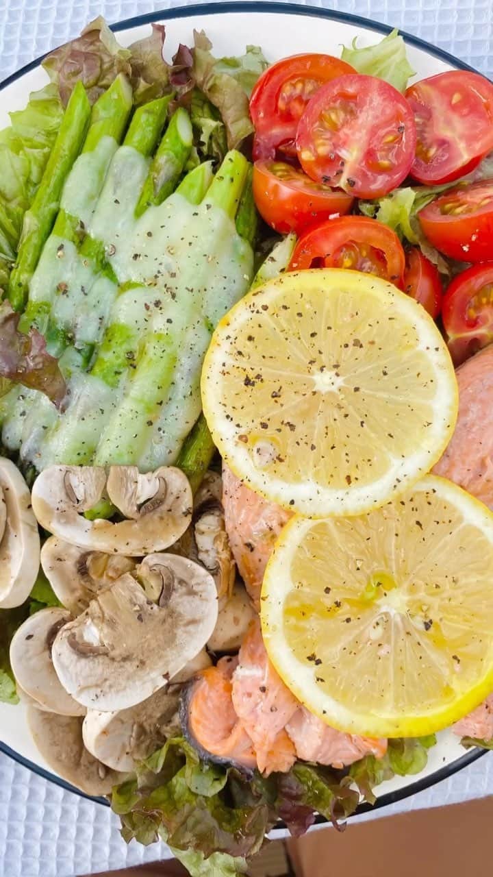 難波礼華のインスタグラム：「. 10分で簡単サラダ🥗 最後にレモン搾って食べてね🍋 ⚪︎サーモン ⚪︎アスパラ ⚪︎トマト ⚪︎ホワイトマッシュルーム ⚪︎ロメインレタス ⚪︎レモン ⚪︎EXVオリーブオイル ⚪︎塩 ⚪︎ブラックペッパー #なんCook#簡単サラダ#10分サラダ」