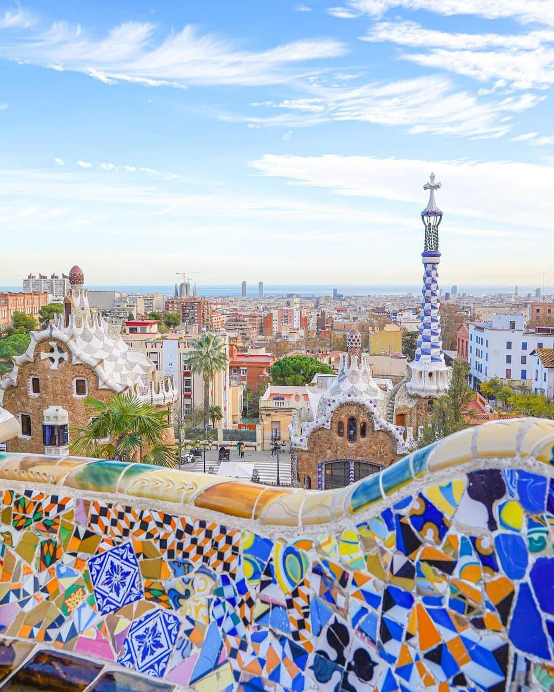 田島知華さんのインスタグラム写真 - (田島知華Instagram)「【Spain🇪🇸Barcelona】Do you find the Sagrada Familia?  リクエスト投稿 第2弾。 ウユニ塩湖に次いでリクエストが多かったのがスペイン。 やはりバルセロナが人気だったので、今日はガウディの作品群のひとつとして世界遺産になっているグエル公園を。 ガウディならではの色使いと曲線美をぎゅっと詰め込んだ画角で撮影しました！ ユニークな形の建物がお菓子の家みたい🍭 . 高台からはバルセロナの街と海を見渡すことができます。（拡大してサグラダファミリアも探してみてね👆） . バスク地方のリクエストも数名から頂いたのでまた載せますね☺️ Copyright ©︎ TAJIHARU  Sony α7Ⅲ FE 16-35mm F2.8 GM SEL1635GM _ #たじはるトリップ #TAJIHARU_spain #スペイン #バルセロナ #ヨーロッパ #グエル公園 #旅ガール #女子旅 #カメラ女子 #spain #barcelona #parkguell #sagradafamilia #sagradafamília #igerseurope #igersspain #igersbarcelona #beautifuldestinations #topspainphoto #topeuropephoto #discoverglobe #discoverearth #discover_earthpix #wonderful_places #visitspain #wonderfuldestinations」5月26日 19時50分 - haruka_tajima