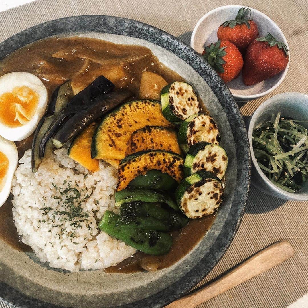 のインスタグラム：「. インスタが顔ばっかになっててなんか嫌なので #しゅな飯 でも投稿してみる☺︎ . 参考になるか分からないけど なったら嬉しいなと思っていつもあげてます❤︎ . もっと上手に手際良く作れるようになりたいな☺︎ . #ご飯 #おうち時間 #自炊 #料理 #ごはん記録 #ごはん日記」