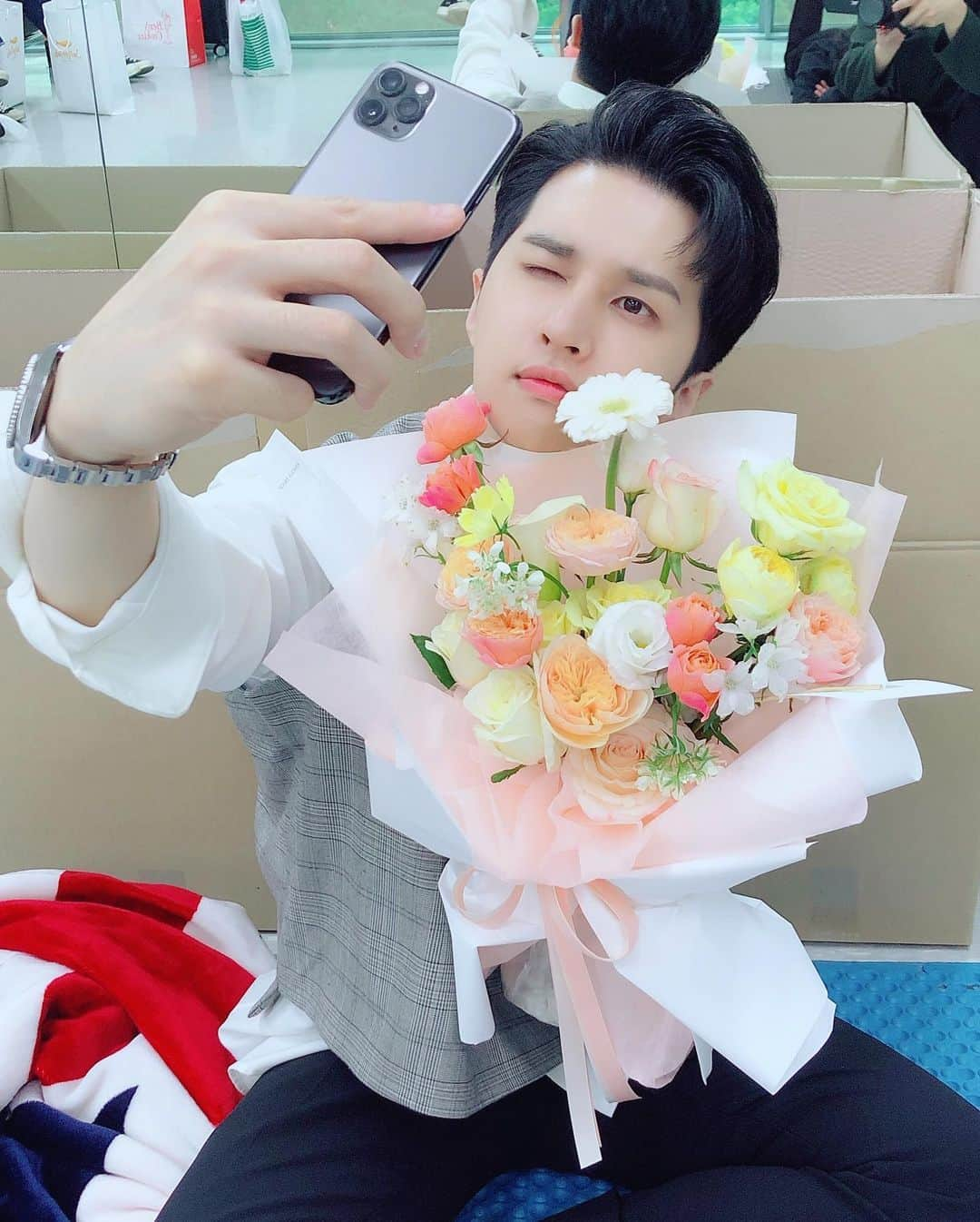 VIXXさんのインスタグラム写真 - (VIXXInstagram)「. [20200526] 더쇼 매일매일 감미로운 울 재환이🌟 사랑스러워💙. 💛 . #빅스 #VIXX #켄 #KEN #이재환 #인사 #Greeting #10분이라도더보려고 #더쇼 #THESHOW」5月26日 19時55分 - vixx_stargram