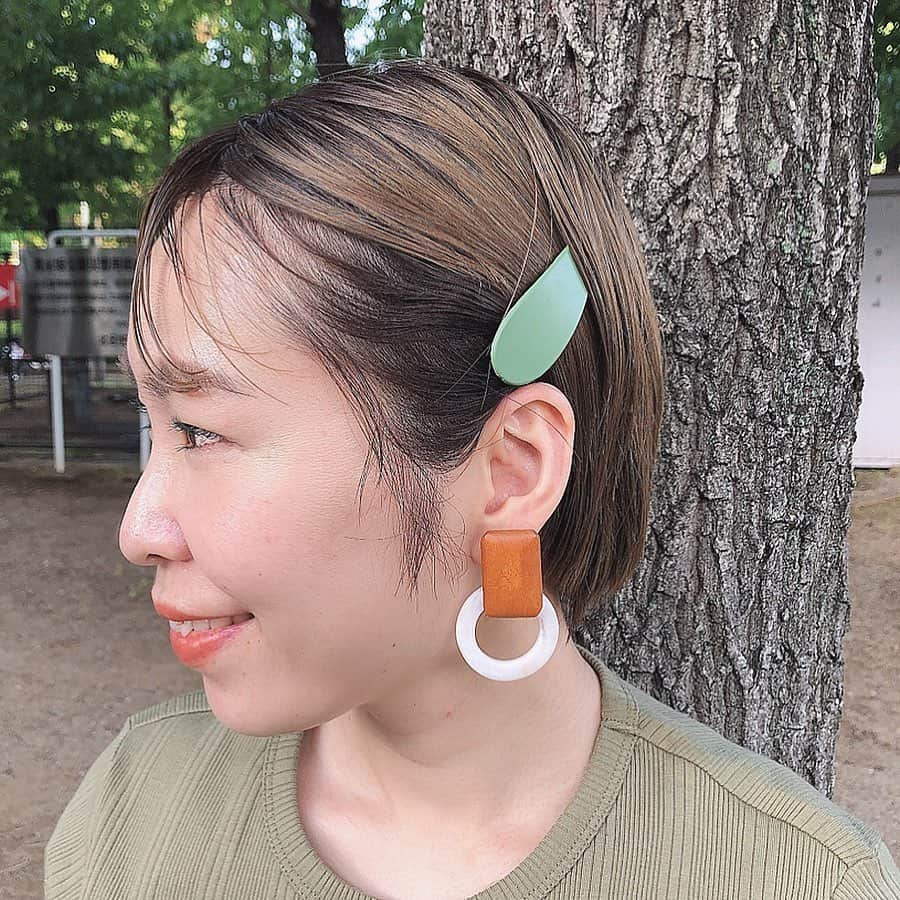 のインスタグラム：「． ★#ピアス ★． ． 夏っぽい木のウッドが 可愛いしどんなコーデにもあう✨✨ @tts.0923 ． 今月中まで送料無料キャンペーン やっていたよ❤️． ． @tts.0923  さんの#アクセサリー は 安くてデザインも可愛いよー💕． ． 友達のプレゼントにもおすすめだよ🎁 ． ． #ハンドメイドアクセサリー  #ハンドメイドピアス  #ハンドメイド #アクセ #handmade #アクセサリー好き  #アクセサリー女子 #accessory #ピアス好き #大振りピアス  #大振りアクセサリー #大振り #おおぶりピアス #おおぶり  #handmadeaccessory  #夏っぽい #夏 #ショート#ショートヘア  #hair#hairstyles  #ヘアスタイル #ヘアカラー  #キャンペーン#送料無料  #handmadejewelry」