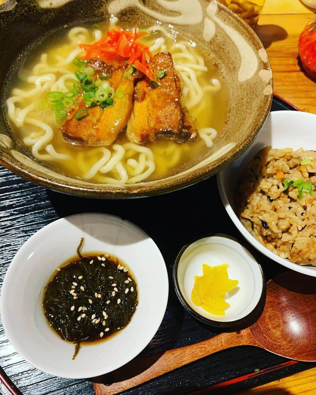 黒沢薫さんのインスタグラム写真 - (黒沢薫Instagram)「久々の外食は沖縄そば。 #沖縄そば #じゅうしい #yummy #happy #music #soul #rb #singer #lovelife #instafood #IloveOkinawa」5月26日 19時58分 - kaorukurosawa_lovelife