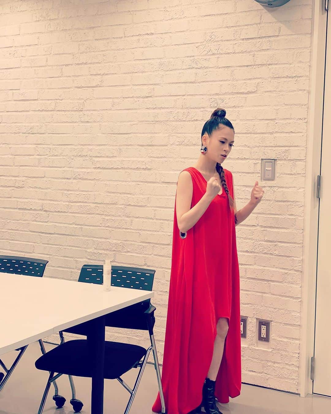 小柳ゆきのインスタグラム：「‪ちょ、ちょっとすみません‬  実は、駐車場の鍵をですね、失くしてしまってですね、21時から予定のインスタライブが危ういです‬ ‪  ちょっと追ってアレするので、お待ちくださってる皆様、すみませんが、無事なんとか間に合うことを願って頂けると嬉しいです😭‬」