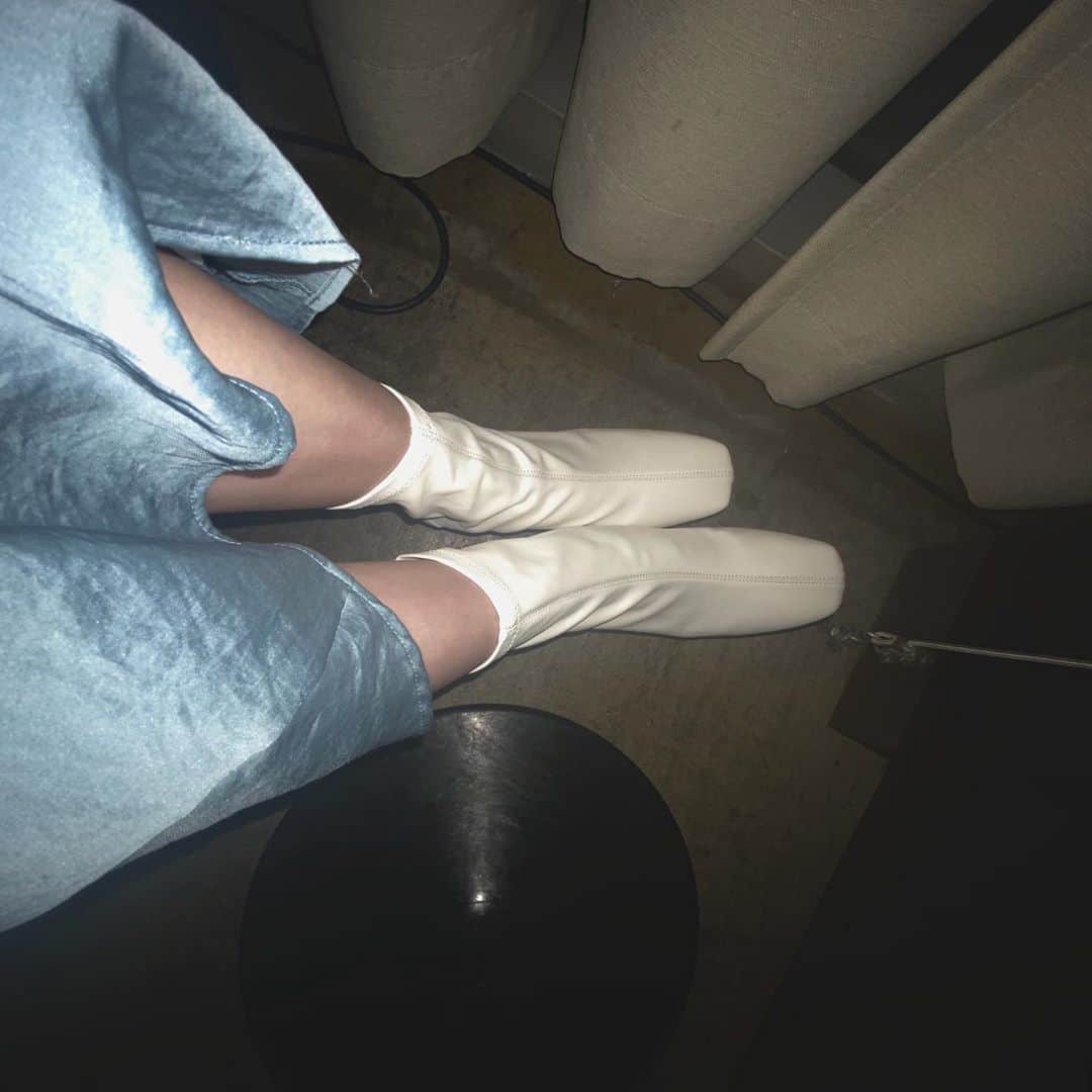 紺野彩夏さんのインスタグラム写真 - (紺野彩夏Instagram)「stay homeにすっかり慣れきってしまって、、、でも、もう少しでかわいいお洋服着て、かわいい靴履いてお出かけできると思うと、ちょっと嬉しい☺︎」5月26日 20時00分 - ayaka_konno_official