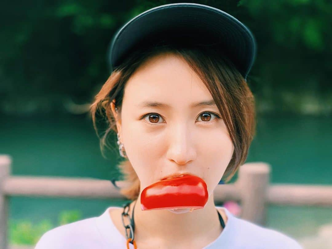 寒川綾奈さんのインスタグラム写真 - (寒川綾奈Instagram)「2019年の夏。 二重どっかいってるな😹  #パプリカは生でかじるタイプ　#冷蔵庫のスタメン　#filmで撮ったかのような加工してみたけどどう？　#スライドでbefore」5月26日 20時03分 - sogawaayana