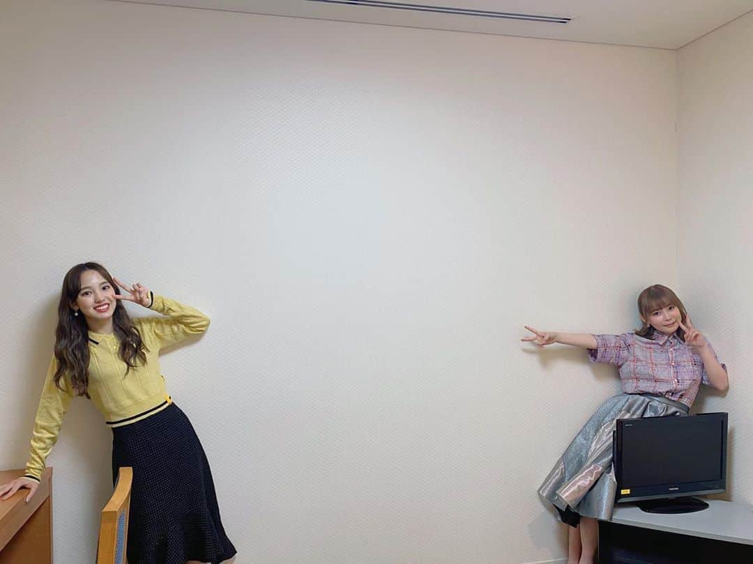 飯窪春菜のインスタグラム：「🐟🏰📺 ・ ・  日本テレビ「踊る！さんま御殿!!」出演させて頂いています☺️ 八王子！八王子！！ ・ 大好きな中川翔子さんと共演できて嬉しかったです〜🥰🥰🥰 ソーシャルディスタンスで写真！！！ ・ 2枚目、和田彩花ちゃんが送ってくれました😂♥️ ・ ・ ・ #さんま御殿  #八王子  #ナヲ さん #大好き  #中川翔子 さん #しょこたん  #ソーシャルディスタンス  #はるなの毎日  #飯窪ってる」