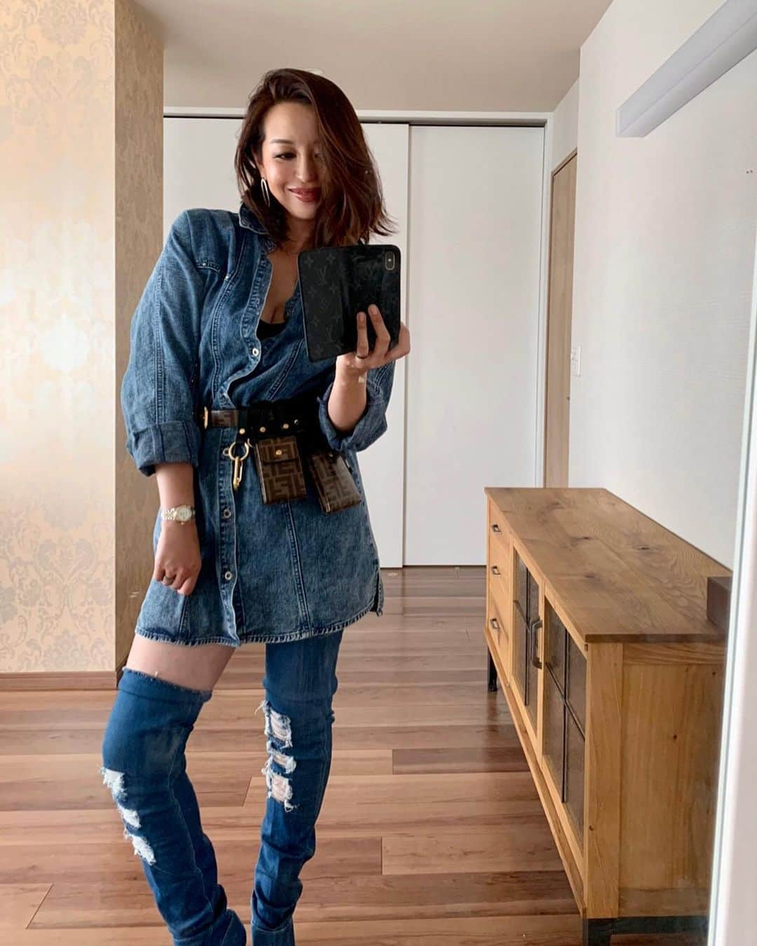 PINKYさんのインスタグラム写真 - (PINKYInstagram)「Denim lover👖💙 . 少し前の #ootd . デニム×デニムのコーディネートが好き💙 . そして、デニムのドレスが大好きで何着も持っている💙🧸 .  特にこれはデザインが可愛くて羽織にもなるので重宝しています💫 . dress by GRLFRND | @grlfrnd_denim  @FWRD . boots @yelloshoes_official  belt @fendi . ・・・ ・・・ #love #happy #family #mamalife #ルックフォーワード #lookfwrd #myGRLFRND #GRLFRNDデニム」5月26日 20時07分 - shanti_pinky_shanti