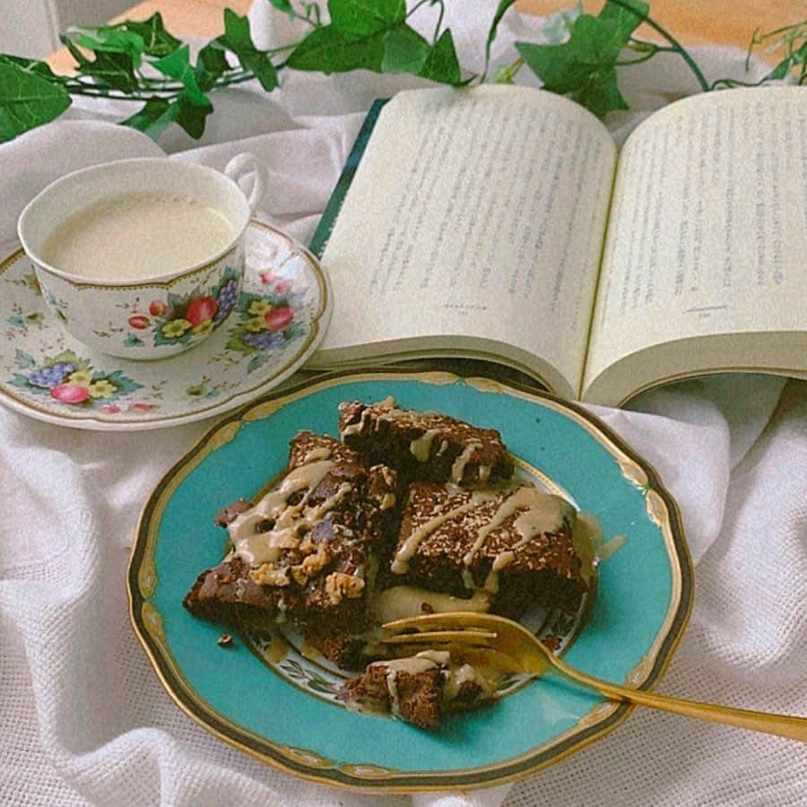 LINA（吉村リナ）さんのインスタグラム写真 - (LINA（吉村リナ）Instagram)「Reading books and having some nourishing homemade vegan treats 🌹🍫Kind of my favorite little moment in life ;)) #selfcare ・ ・⠀⠀ 本を読みながら、 あったかいドリンクと栄養豊かなスイーツをゆっくり楽しむ午後の時間...大好きな瞬間のひとつ🕒🍫🏡 #セルフケア ⠀⠀ ーーー ⠀⠀ 【ひよこ豆の煮汁から作るVEGANブラウニー】のレシピはアメブロに記載しています👩‍🍳#アメブロ#linahappy3 ⠀⠀」5月26日 20時07分 - lina3336