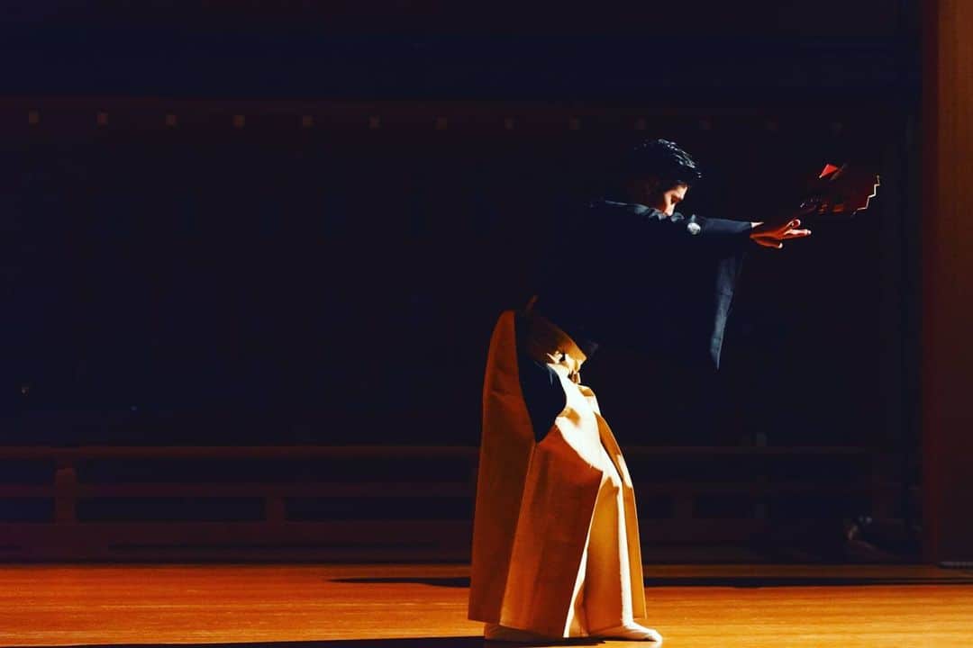 梅川壱ノ介（舞踊家）のインスタグラム：「𝘾𝙤𝙣𝙣𝙚𝙘𝙩 𝙩𝙧𝙖𝙙𝙞𝙩𝙞𝙤𝙣 ￣￣￣￣￣￣￣￣￣￣￣￣￣￣￣￣￣￣￣￣ 日本の美しい形、流れ、空間、、、 理想の形を追い求めること。  #梅川壱ノ介  #日本舞踊  #舞踊家」